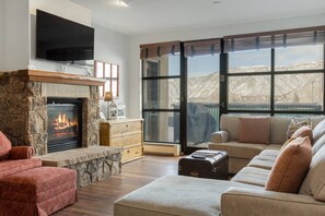 Smart TV, fireplace, DVD player, stereo - Comfortable 2BR Condo in Eagle Vail with Easy Access to Mountains, Restaurants, Shopping (Avon)