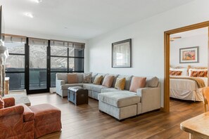 Flat-screen TV, fireplace, stereo - Comfortable 2BR Condo in Eagle Vail with Easy Access to Mountains, Restaurants, Shopping (Avon)