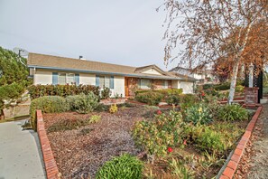 Exterior - Private Deck + Hillside Views | Paso Robles Wine Country | COF House (Paso Robles)