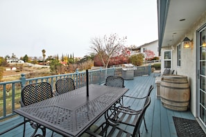 Outdoor dining - Private Deck + Hillside Views | Paso Robles Wine Country | COF House (Paso Robles)