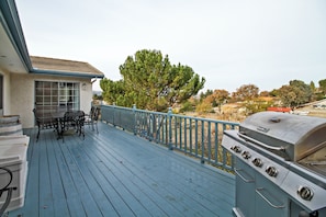 Outdoor dining - Private Deck + Hillside Views | Paso Robles Wine Country | COF House (Paso Robles)