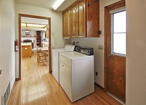 Interior - Private Deck + Hillside Views | Paso Robles Wine Country | COF House (Paso Robles)