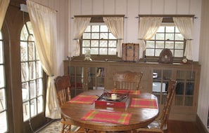 Dining - Historic Craftsman + Garden Patio | Walk to Downtown | Jany House Downtown (Paso Robles)