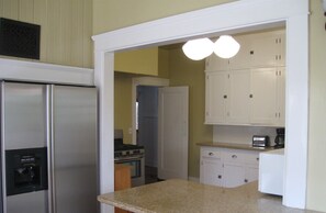 Coffee/tea maker, fridge, microwave, oven - Historic Craftsman + Garden Patio | Walk to Downtown | Jany House Downtown (Paso Robles)