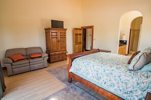 4 bedrooms, desk, iron/ironing board, free WiFi