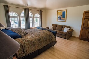4 bedrooms, desk, iron/ironing board, free WiFi