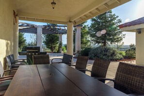 Outdoor dining - Vineyard Views + Jetted Tubs | Paso Wine Country | Uvae Vineyard (Paso Robles)