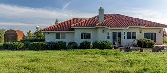 Vineyard Views + Jetted Tubs | Paso Wine Country | Uvae Vineyard