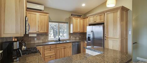 Mikroaaltouuni, astianpesukone, kahvin-/teenkeitin, leivänpaahdin