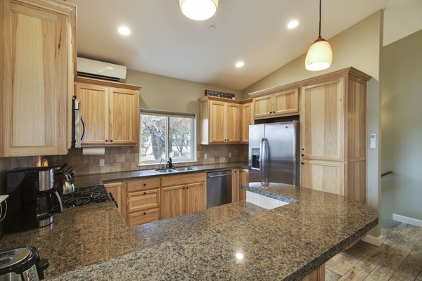 Coffee/tea maker, fridge, microwave, stovetop