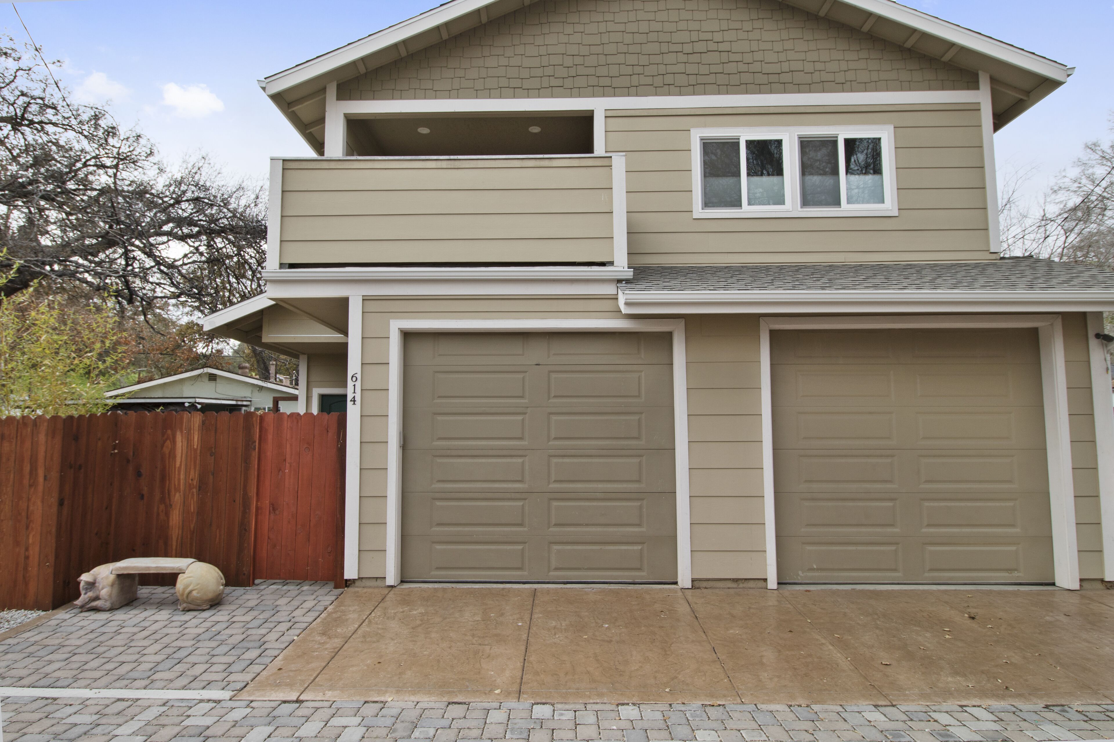 Olive Alley--Downtown Home Away From Home with a Garage!