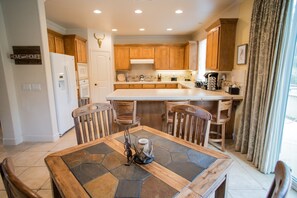 Dining - Navajo Trail-East Side Home with River Trail Access, Lap Pool, Spa and More! (Paso Robles)