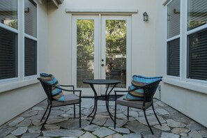 Outdoor dining - Navajo Trail-East Side Home with River Trail Access, Lap Pool, Spa and More! (Paso Robles)