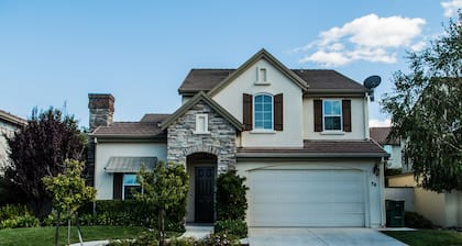 East Side Home mit Zugang zum River Trail, Sportbecken, Spa und vielem mehr!