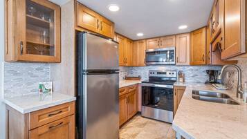 Een koelkast, een magnetron, een vaatwasser