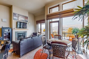 Una televisión, una chimenea, un reproductor de DVD