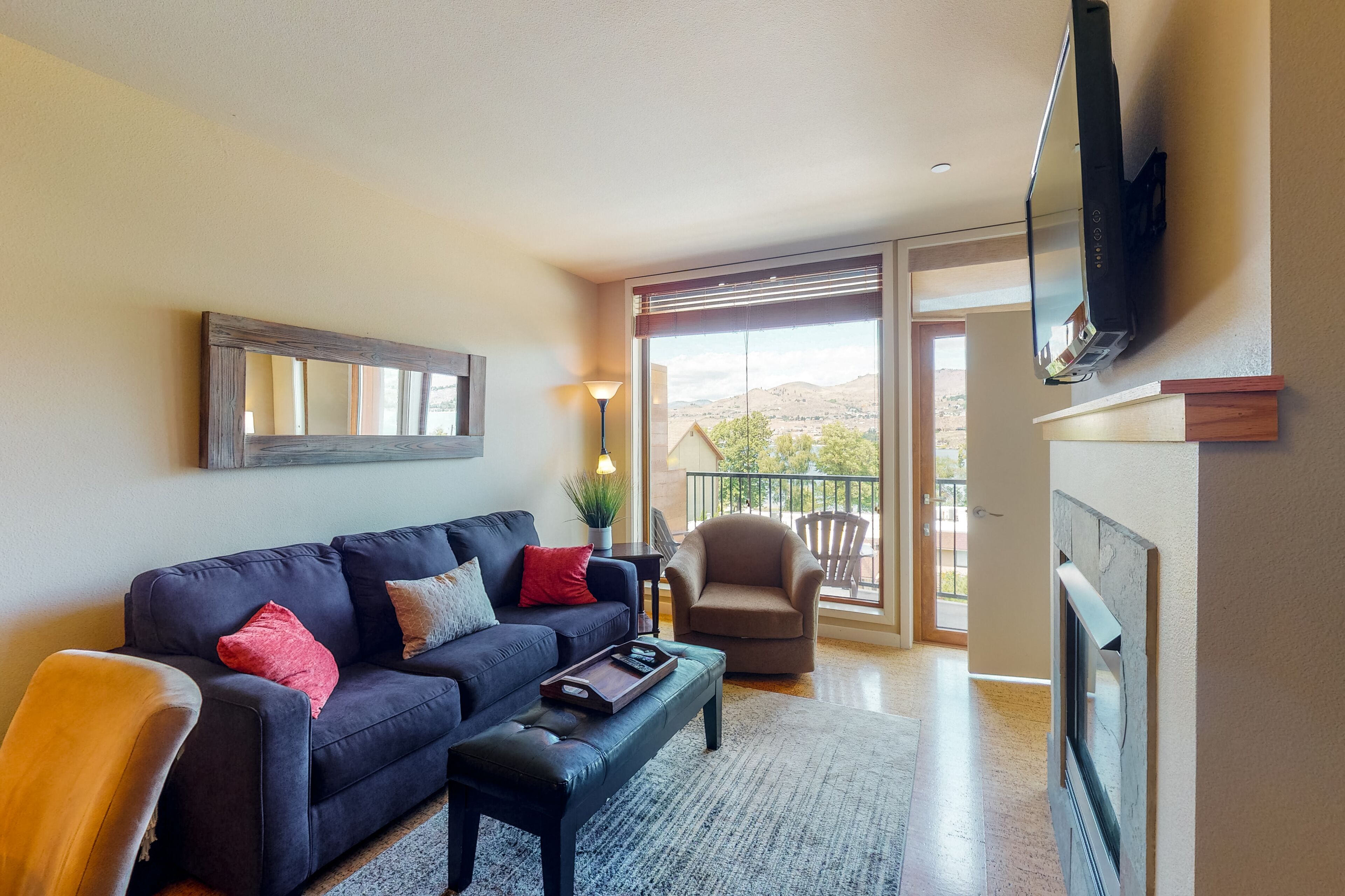 Cozy Two-Suite Condo with Community Pool and Hot Tub, Free WiFi, and Lake Views