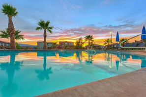A heated pool - Spacious Home with Shared Two-Tiered Pool & Huge Hot Tub, Free WiFi (Santa Clara)