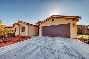 Exterior - Outstanding Family Rental w/Spacious Patio, Shared Pool, Clubhouse, & Hot Tub (Santa Clara)