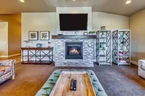 Fernseher, Kamin, DVD-Player, Bücher