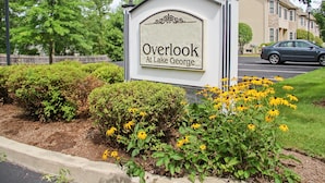 Segnaletica per Overlook a Lake George, con un giardino curato di fronte.