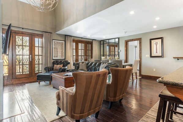 TV, fireplace, DVD player, books