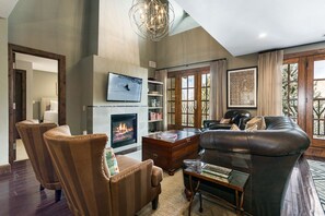 TV, fireplace, DVD player, books