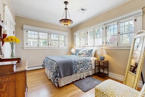 3 bedrooms, iron/ironing board, internet, bed sheets