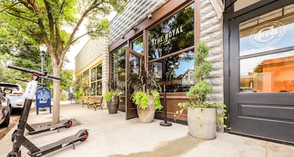 Suunnittelijakoti North Endissä w / suljetulla pihalla, lähellä puistoja!