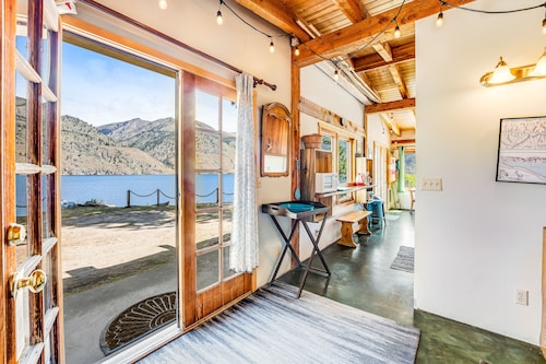 Secluded lakefront home with dock, deck, gas grill and amazing views