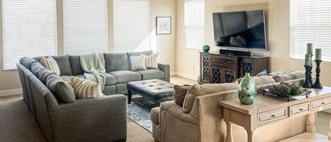 Televisión, videojuegos, reproductor de DVD, mesa de ping pong