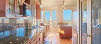 AMAZING OCEAN VIEW, Pets Ok, HOT TUB, VBall, Pool & Ping Pong Table (Knole)