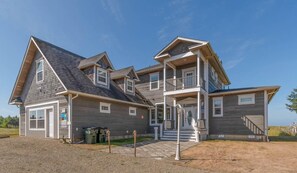 Exterior - AMAZING OCEAN VIEW, Pets Ok, HOT TUB, VBall, Pool & Ping Pong Table (Knole) (Long Beach)