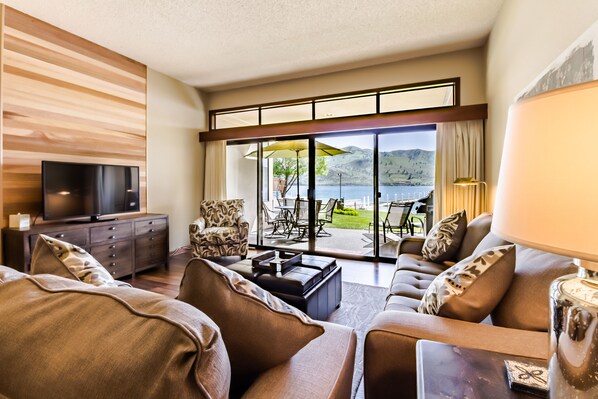 テレビ、DVD プレーヤー、テーブルサッカー台、卓球台