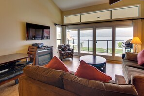 TV, fireplace, DVD player, books - Lovely Lakefront Condo with Shared Pool, Hot Tub, Dock, & Tennis Courts (Chelan)