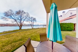 Outdoor dining - Lakefront Condo with Shared Pools, Hot Tub, Dock, Beach Access (Chelan)
