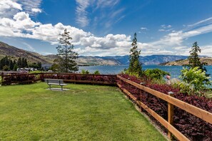 Property grounds - Lakefront Condo with Shared Dock, Pool, Hot Tub & Tennis (Chelan)