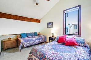 1 bedroom, internet, bed sheets - Lakefront Condo with Shared Dock, Pool, Hot Tub & Tennis (Chelan)