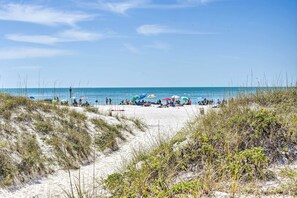 In Strandnähe, Sonnenschirme