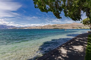 Beach nearby - Resort-style Comfort with Shared Indoor Pool and Hot Tub, WiFi, and Lake Views (Chelan)