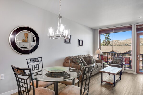 Fernseher, Kamin, DVD-Player