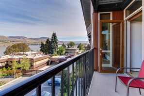 Property grounds - Resort-style Comfort with Shared Indoor Pool and Hot Tub, WiFi, and Lake Views (Chelan)
