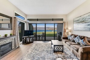 TV, fireplace, DVD player - Comfy Lakefront Condo with Water Views, Shared Pool & Hot Tub (Chelan)