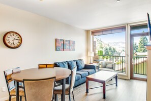 Televisie, een open haard en een dvd-speler