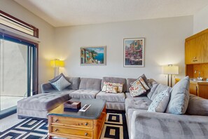 Télévision, cheminée, lecteur de DVD, baby-foot