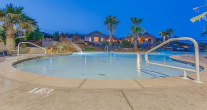 Mountain view townhouse with pool, hot tub, fitness room, & private splash pad