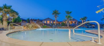 Mountain view townhouse with pool, hot tub, fitness room, & private splash pad