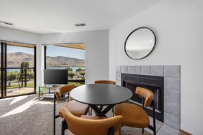 Dining - Waterfront Condo with Lake Views and Shared Pools and Hot Tub - Quiet Community (Chelan)