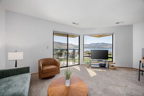 TV, fireplace, DVD player - Waterfront Condo with Lake Views and Shared Pools and Hot Tub - Quiet Community (Chelan)