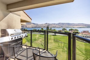 Property grounds - Waterfront Condo with Lake Views and Shared Pools and Hot Tub - Quiet Community (Chelan)